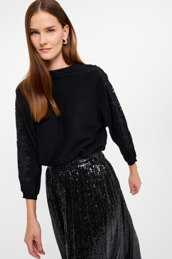 Czarny sweter z ozdobnym ażurowym haftem