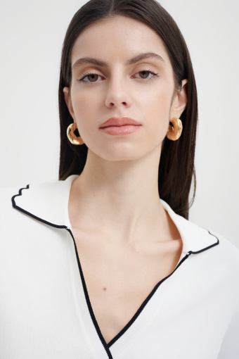 Sweter z falbaniastym kołnierzykiem 