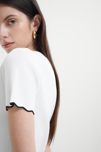 Sweter z lamówką o falbaniastym kształcie 