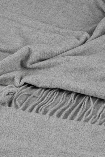 Szalik w szarym kolorze