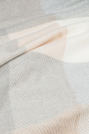 Gruby szal z nadrukiem w kratę