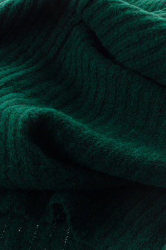 Stylowy komin w kolorze butelkowej zieleni