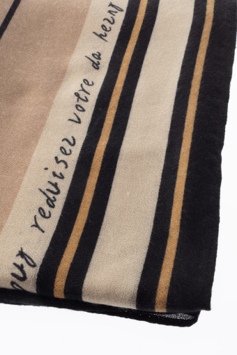 Beżowy szalik z nadrukiem