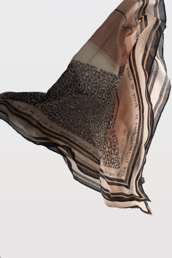 Beżowy szalik z nadrukiem