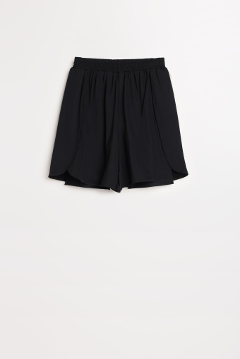 Czarne, sportowe szorty