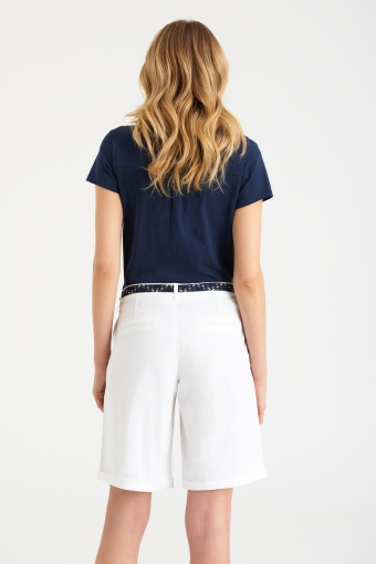 Eleganckie, białe szorty z kontrastowym paskiem