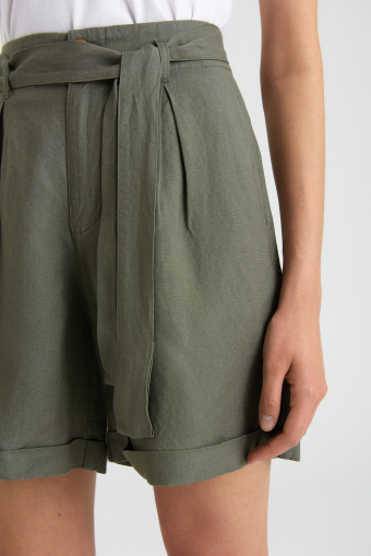 Lniane szorty z wiązanym paskiem, oliwkowe