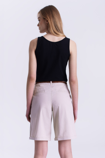 Klasyczne szorty w kremowym kolorze