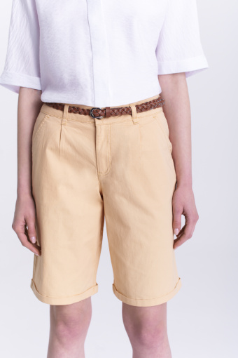 Jasnożółte szorty o klasycznym kroju