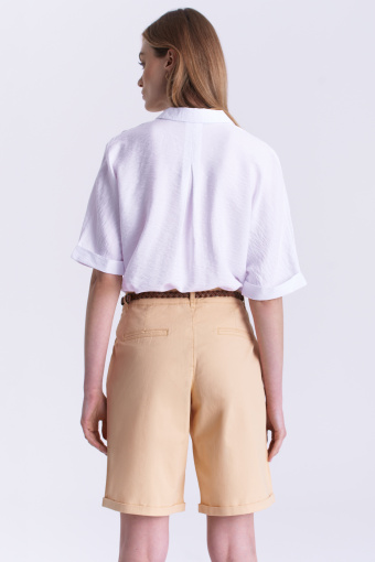 Jasnożółte szorty o klasycznym kroju