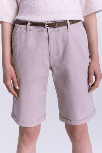 Klasyczne szorty w piaskowym kolorze