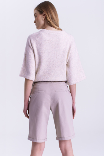 Klasyczne szorty w piaskowym kolorze