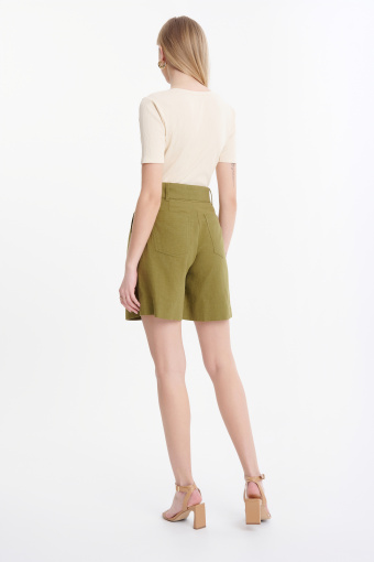 Stylowe lniane szorty z paskiem khaki Stylowe lniane szorty z paskiem khaki