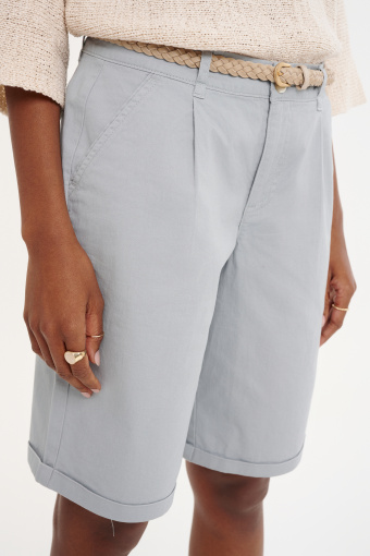 Klasyczne jasnoszare szorty z paskiem