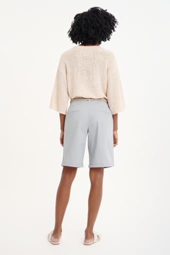 Klasyczne jasnoszare szorty z paskiem