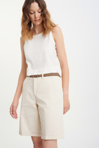 Klasyczne szorty w piaskowym kolorze