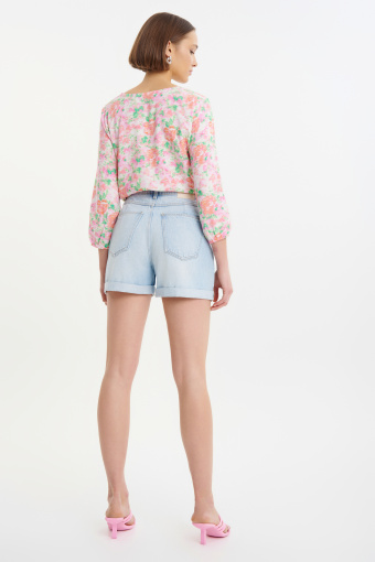 Jasnoniebieskie szorty z jeansu