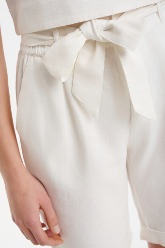 Białe szorty z dodatkiem lnu