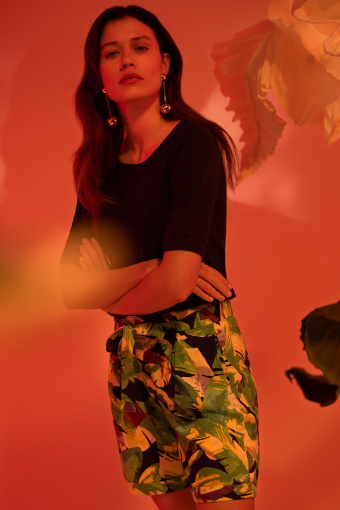 Multikolorowe szorty z tropikalnym nadrukiem