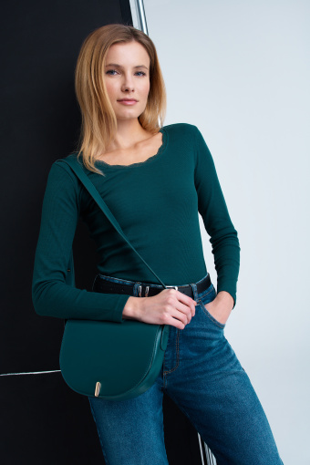 Zielony top wykończony delikatną koronką