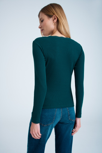 Zielony top wykończony delikatną koronką