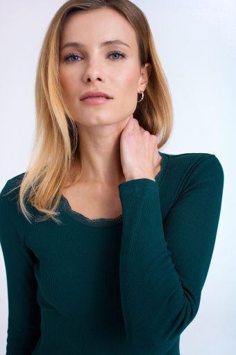 Zielony top wykończony delikatną koronką