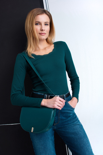 Zielony top wykończony delikatną koronką