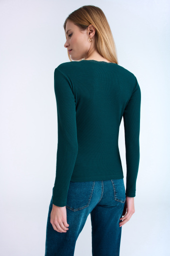 Zielony top wykończony delikatną koronką