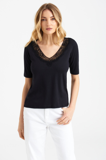 Czarny top z koronką przy dekolcie