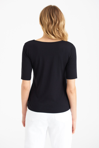 Czarny top z koronką przy dekolcie