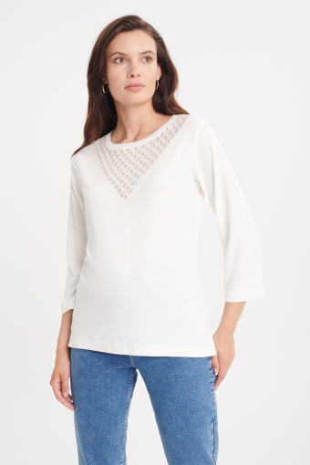 Biały top z ażurową aplikacją przy dekolcie