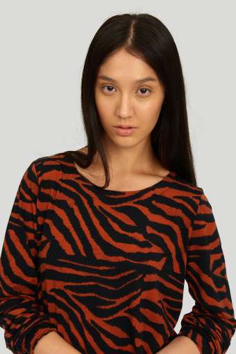 Dzianinowy top ze zwierzęcym nadrukiem, brązowo-czarny Dzianinowy top ze zwierzęcym nadrukiem, brązowo-czarny