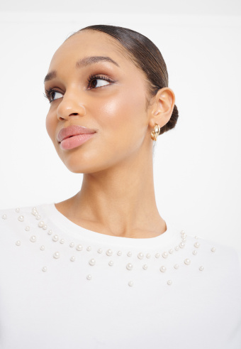 Prosty top z perłową aplikacją