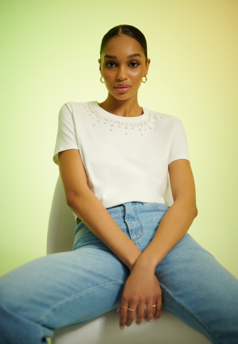 Prosty top z perłową aplikacją