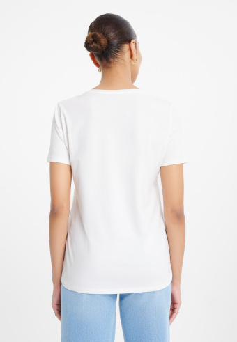 Prosty top z perłową aplikacją