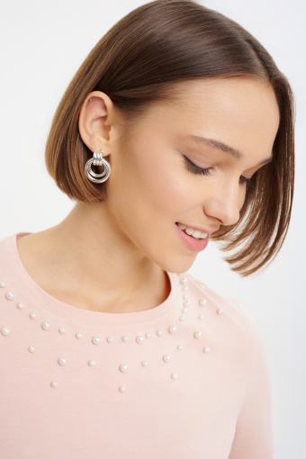 Top z perłowa aplikacją jasny róż