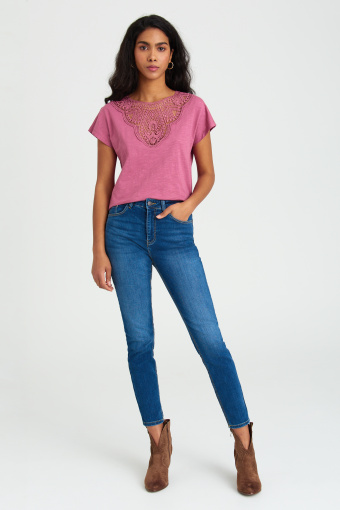 Elegancki, różowy top z koronkową aplikacją