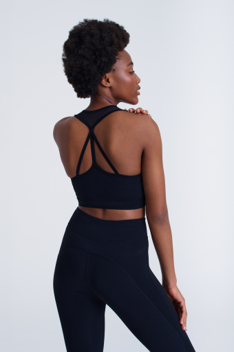 Czarny top z odkrytymi plecami