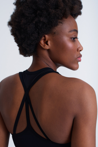 Czarny top z odkrytymi plecami