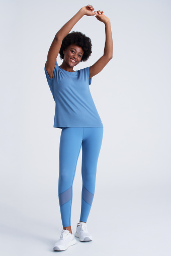 Niebieska koszulka z tkaninową wstawką Niebieska koszulka z tkaninową wstawką