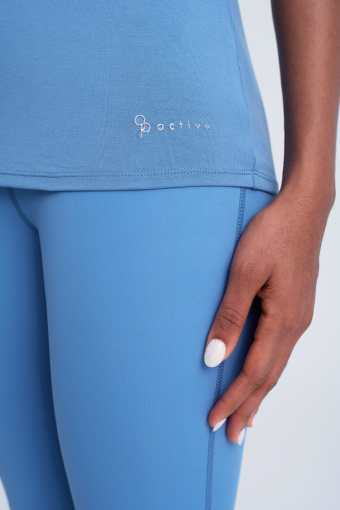 Niebieska koszulka z tkaninową wstawką Niebieska koszulka z tkaninową wstawką