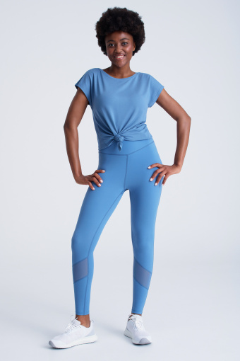 Niebieska koszulka z tkaninową wstawką Niebieska koszulka z tkaninową wstawką