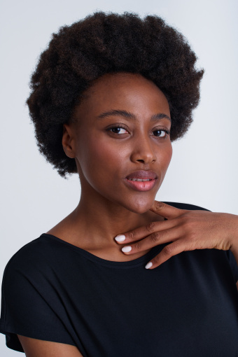 Czarna koszulka z mikrorękawkiem