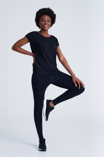 Czarna koszulka z mikrorękawkiem