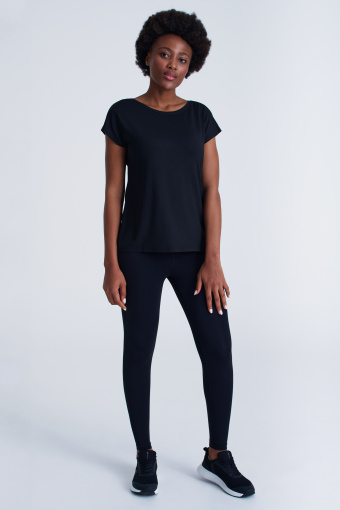 Czarna koszulka z mikrorękawkiem