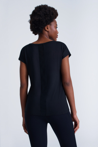 Czarna koszulka z mikrorękawkiem