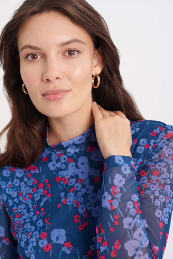 Dopasowany top z półgolfem, nadruk typu łączka