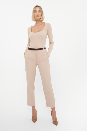 Jasnobeżowy top z dekoltem karo