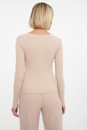 Jasnobeżowy top z dekoltem karo