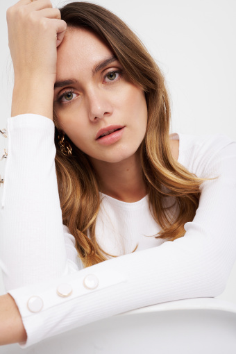 Biały dopasowany longsleeve